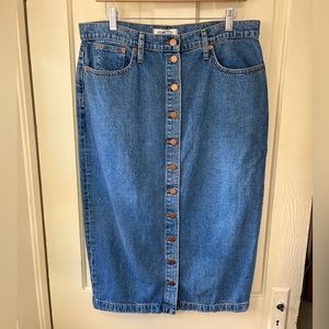 Madewell denim midi pencil skirt, button front. Size 32.